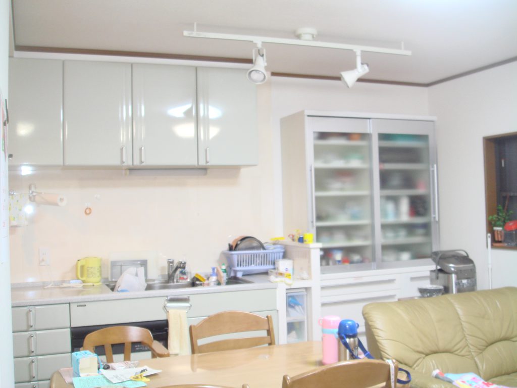 対面式キッチンで圧迫されていたリビングを広々活用