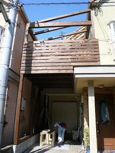 駐車場上部にウッドデッキ新設