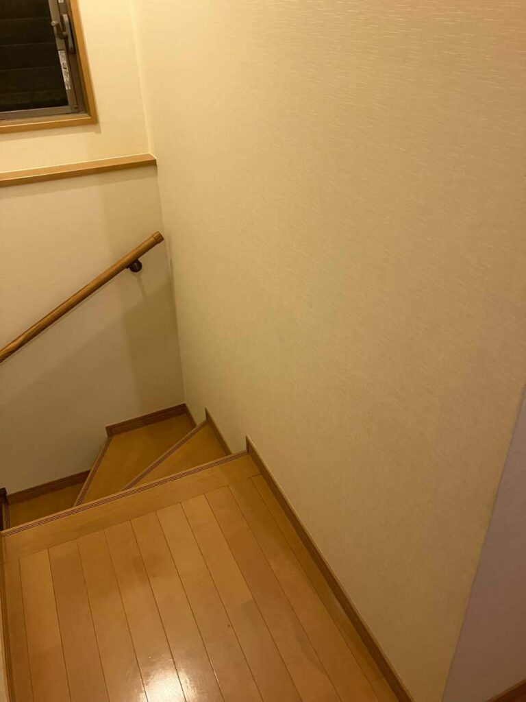 猫の爪とぎでボロボロになった壁紙の貼り替え・内装リフォーム｜東大阪市H様邸