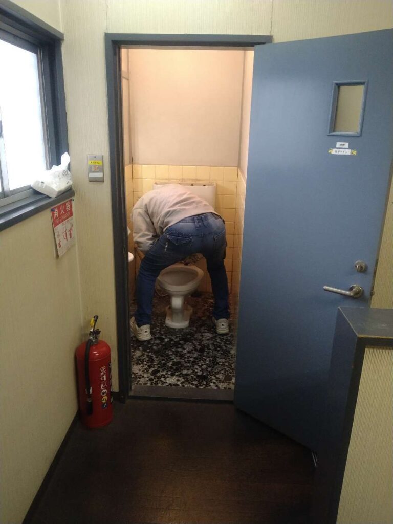 水漏れによるトイレ交換工事｜八尾市法人様