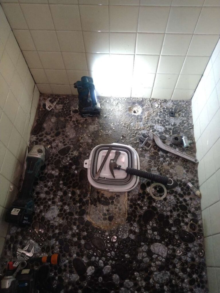 水漏れによるトイレ交換工事　施工事例｜八尾市法人様