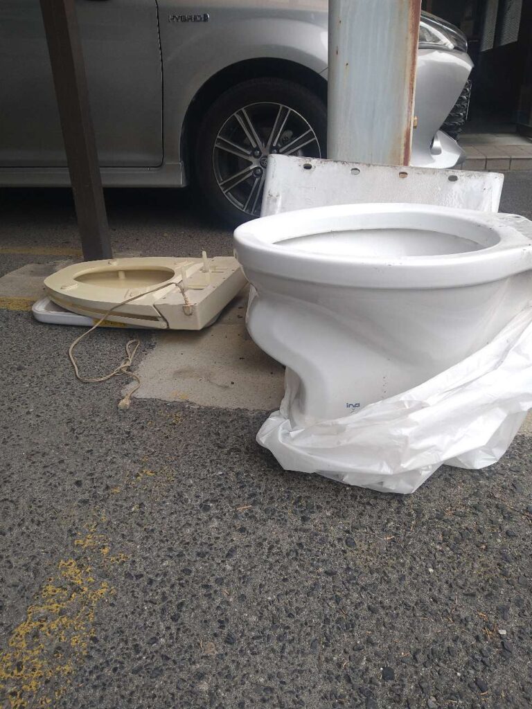 水漏れによるトイレ交換工事｜八尾市法人様