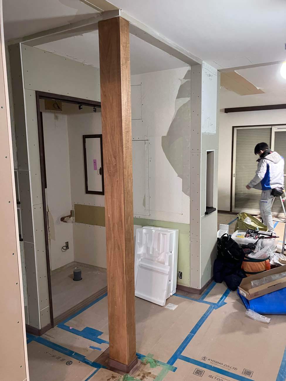 相続したご実家を、旅館のようなモダンな住まいに変身／内装リフォーム施工事例／東大阪市 H様邸／ビフォー／耐震柱／塗装