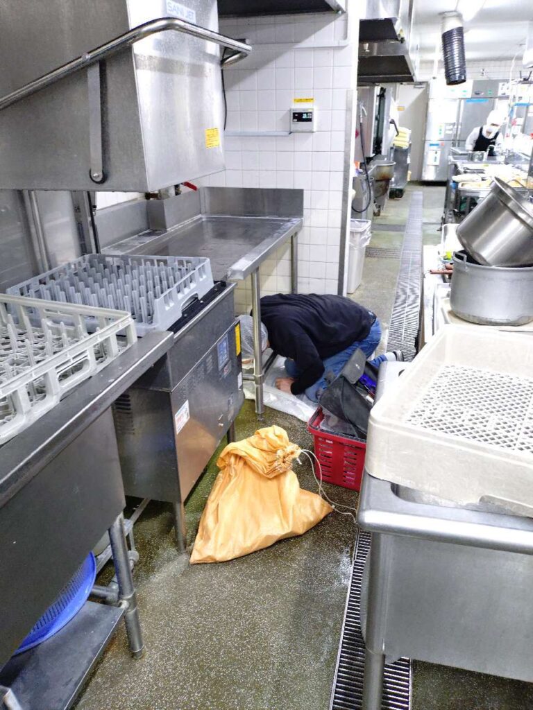 給湯配管水漏れ工事｜東大阪市特別養護老人ホーム様