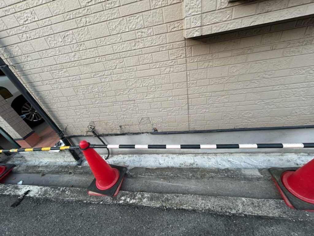 外壁材が割れている様子