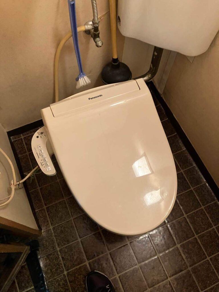 トイレ　ウォシュレット交換ビフォー