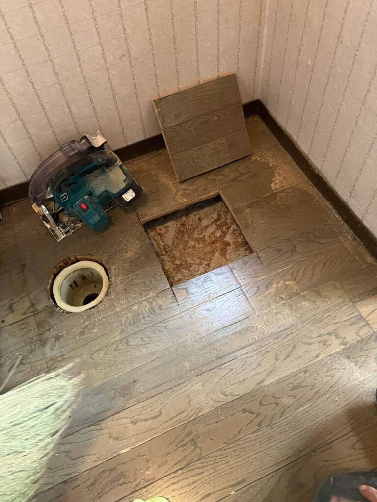 破壊検査のため床に穴を開けました