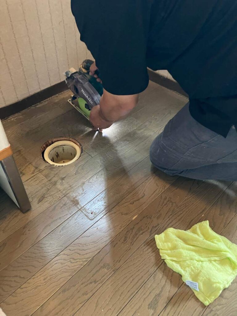 洗濯パンを外して床に穴を開けます