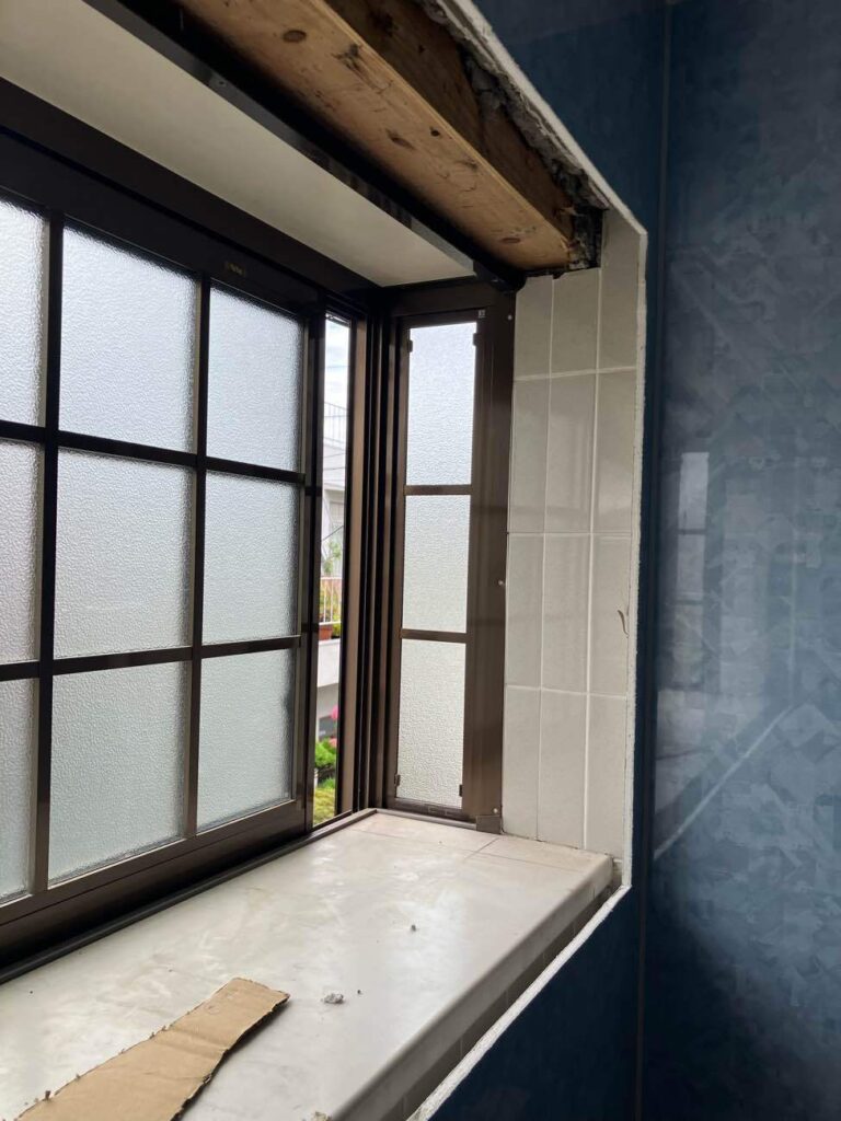 内窓施工中