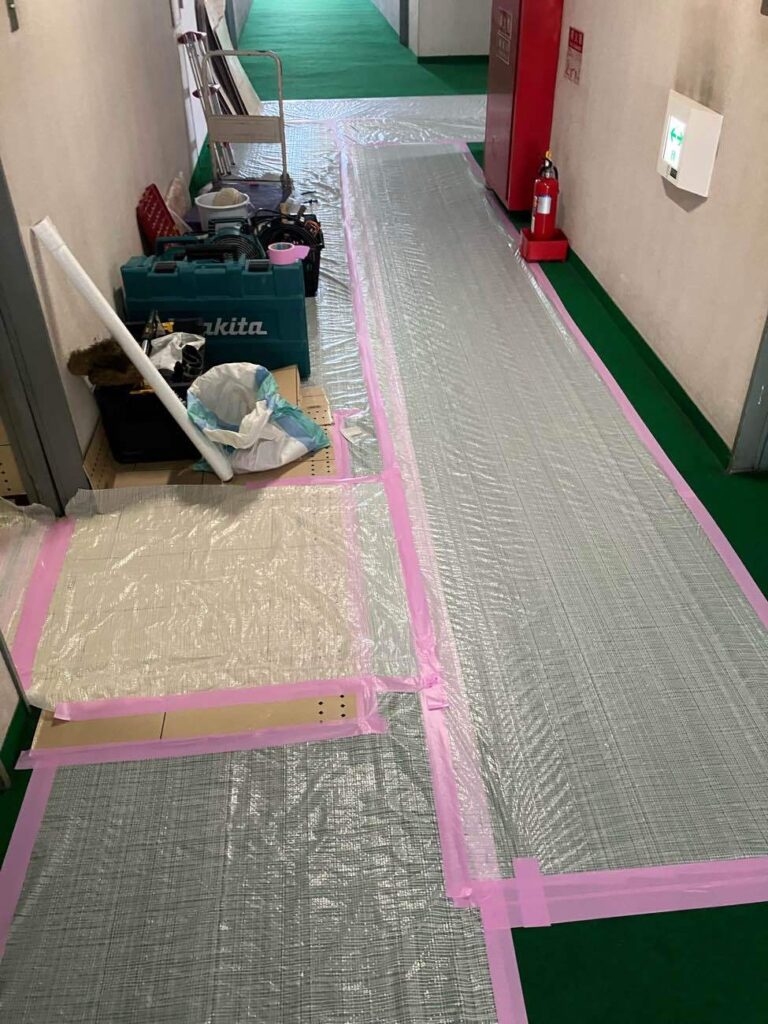 マンションの通路に養生