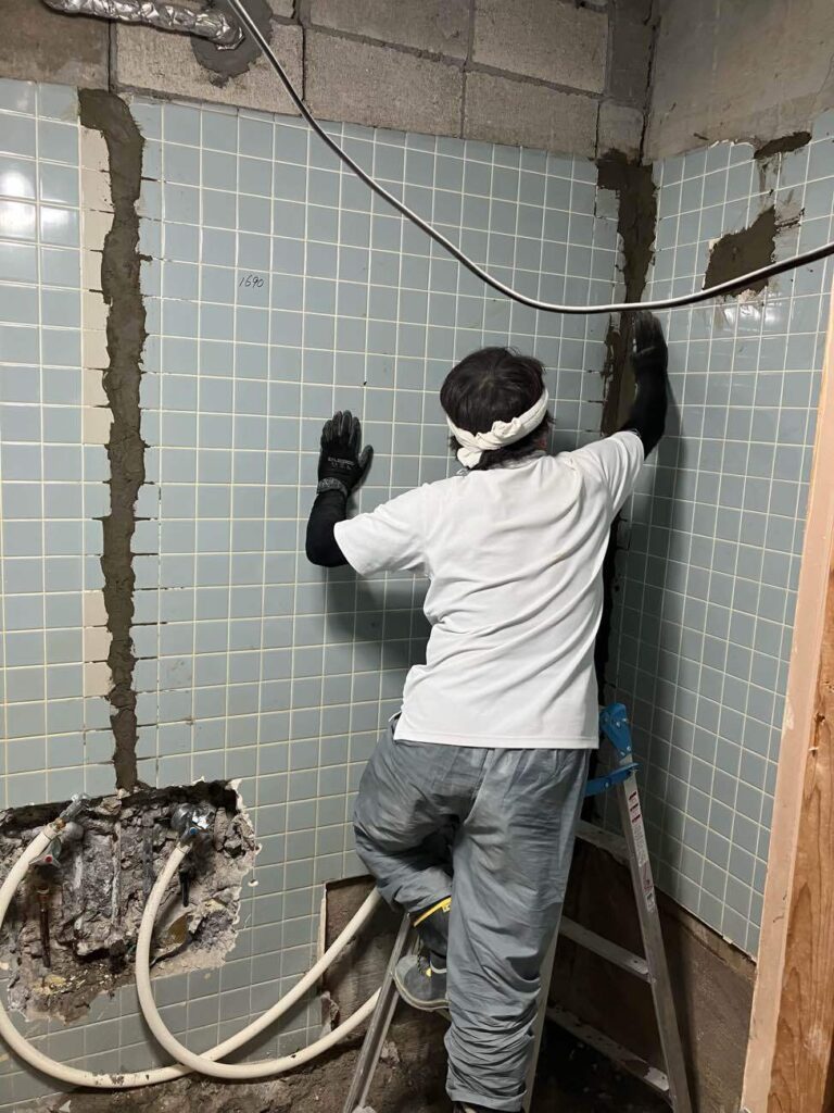 タイル壁 カビを削る