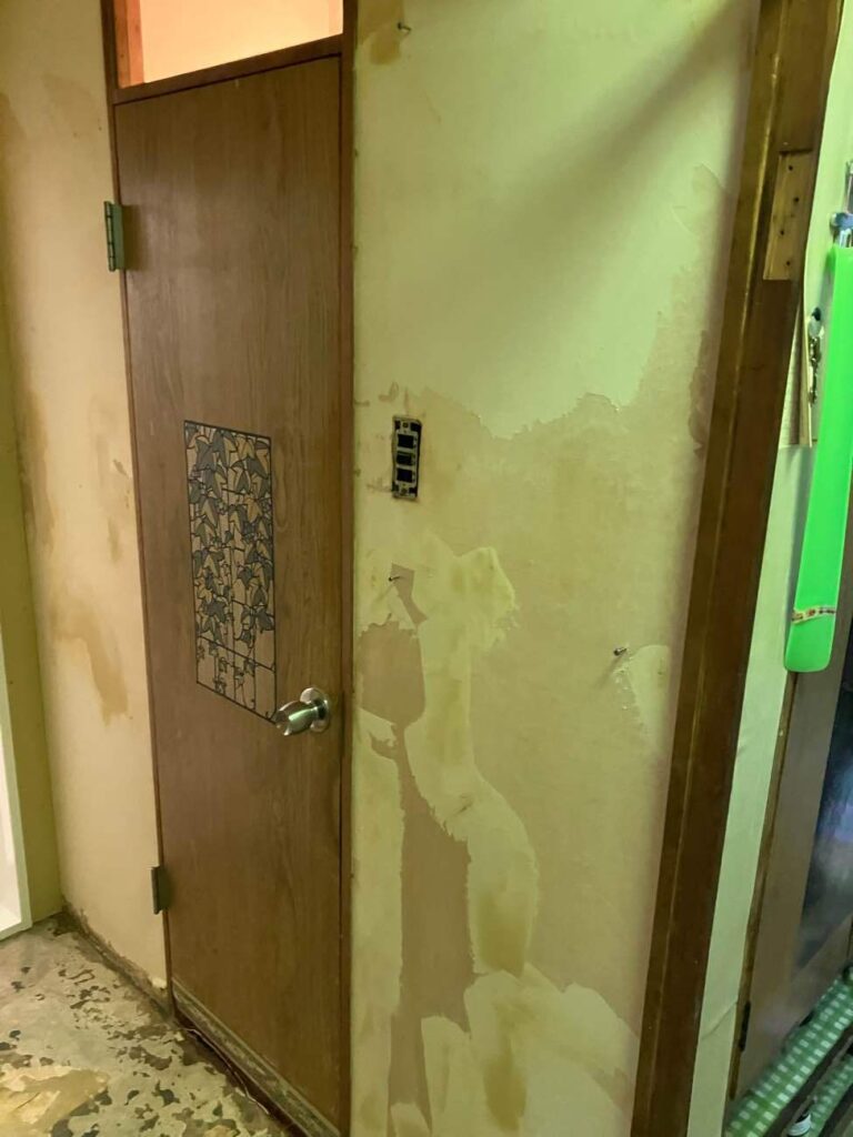 クロス剥がしたあと