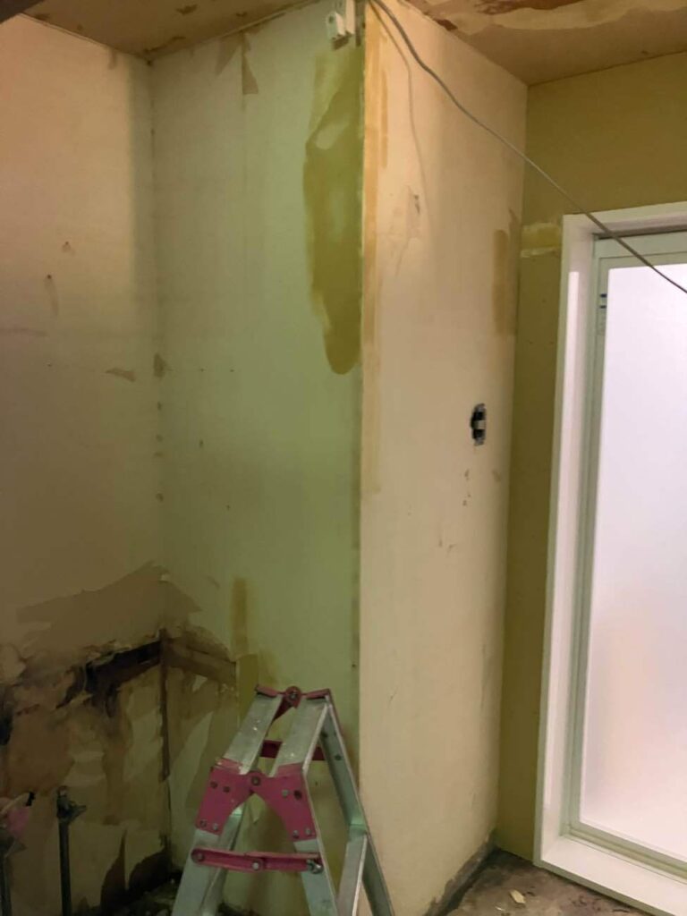 クロス剥がしたあと