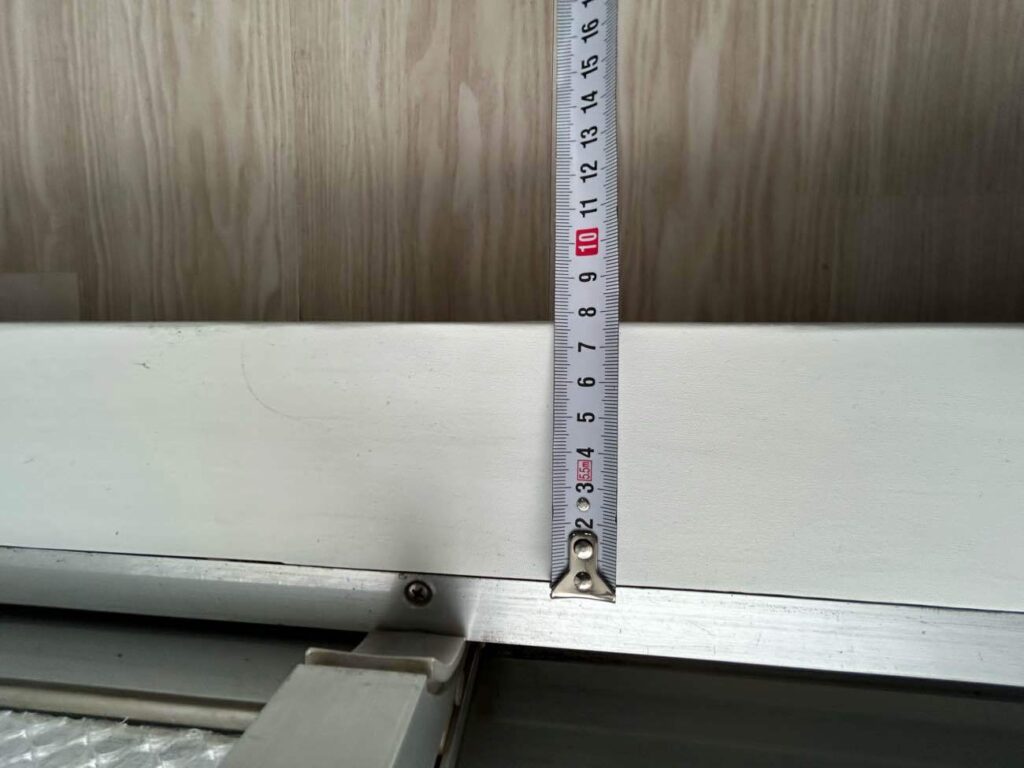 窓の下枠の採寸