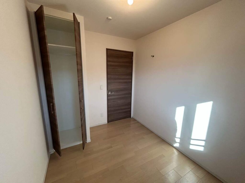 リビング隣の洋室