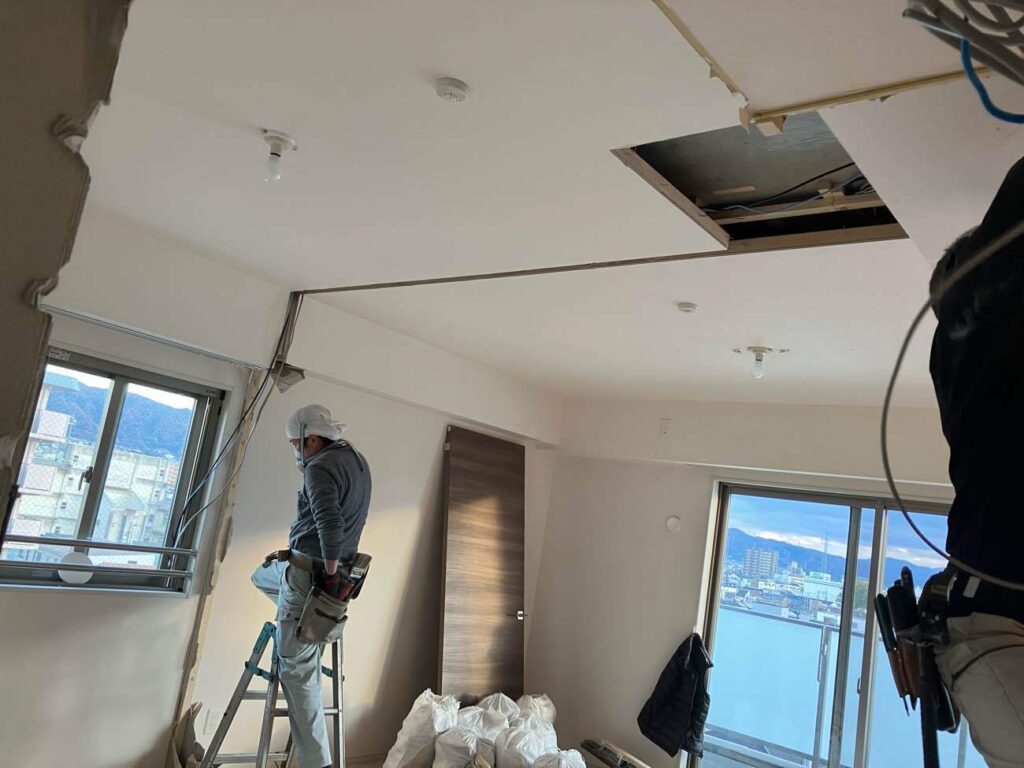 壁や床の補修作業