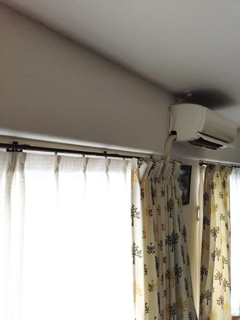 リビング　壁のカビ