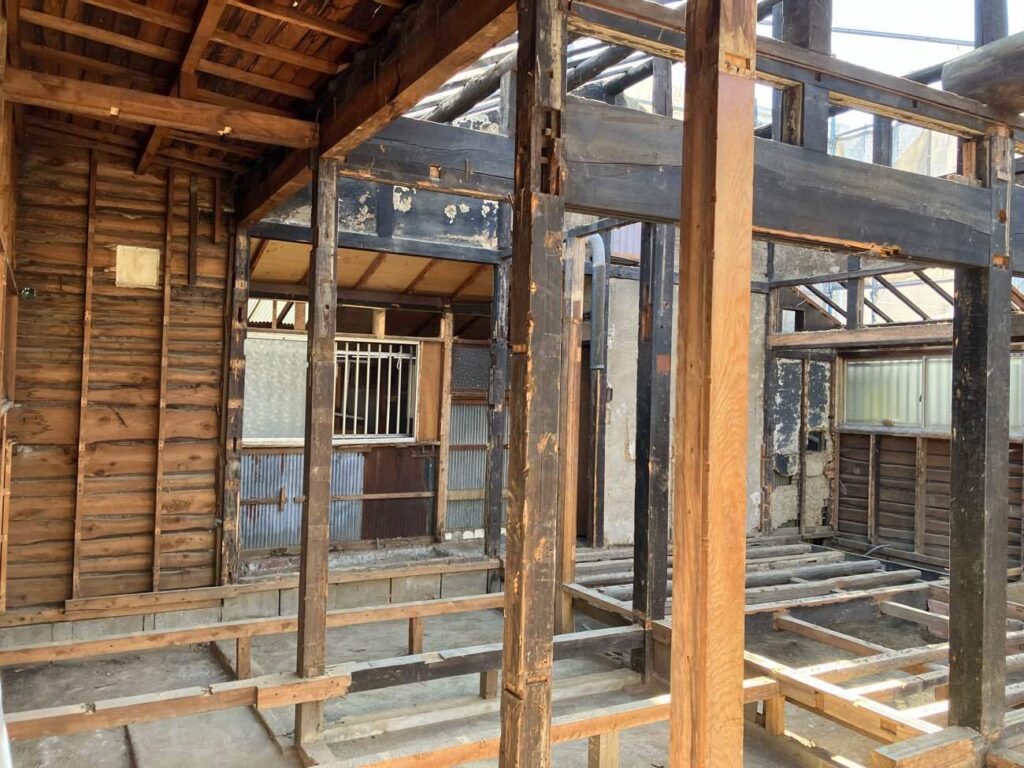 柱と梁、外壁を残した解体の様子／施工中