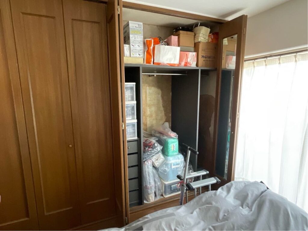 クローゼット　中にカビ