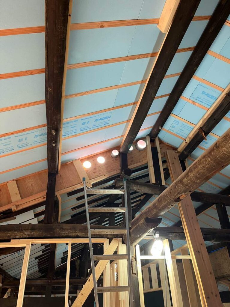 屋根断熱と換気口の新設