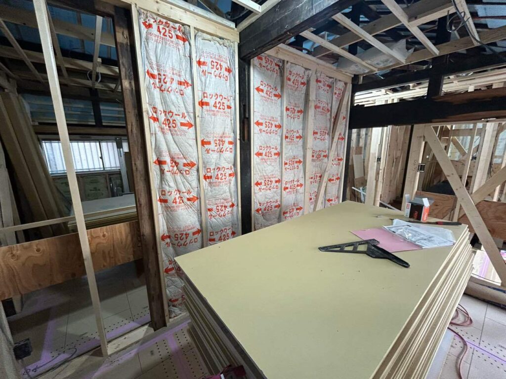 ロックウール施工／防音対策／施工中