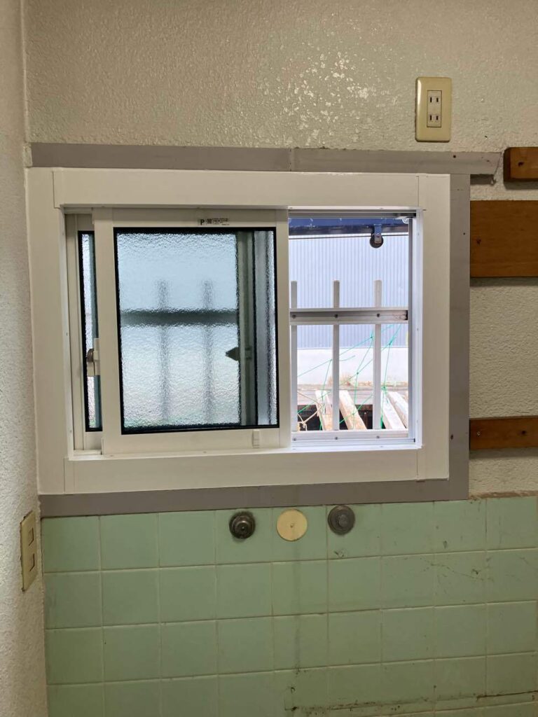 洗面所の窓内窓設置