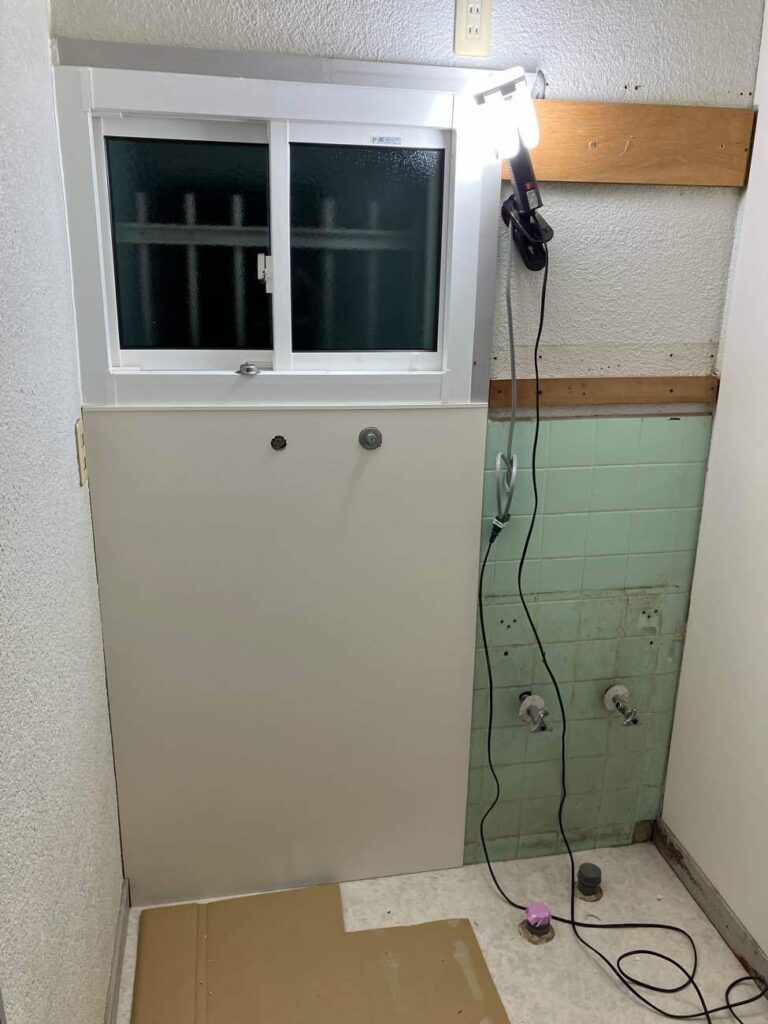 洗面化粧台　撤去後　パネル貼り