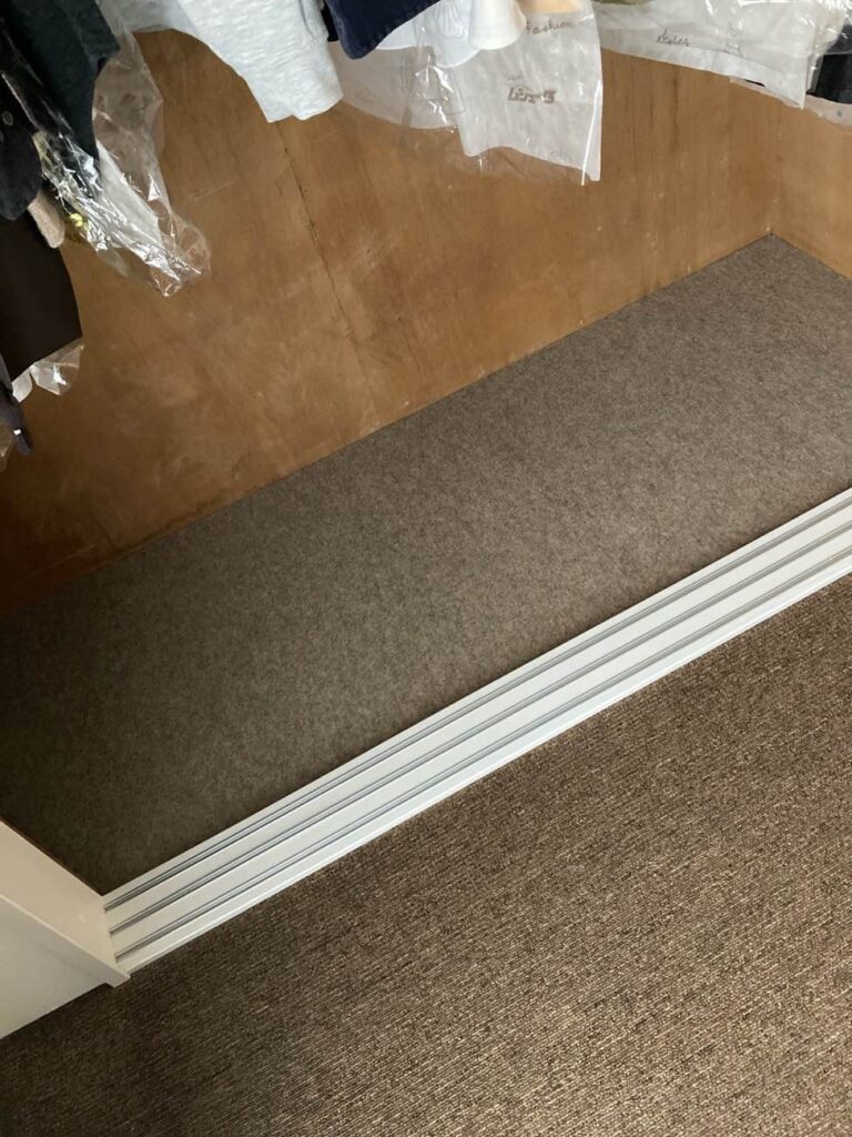 クローゼット　床