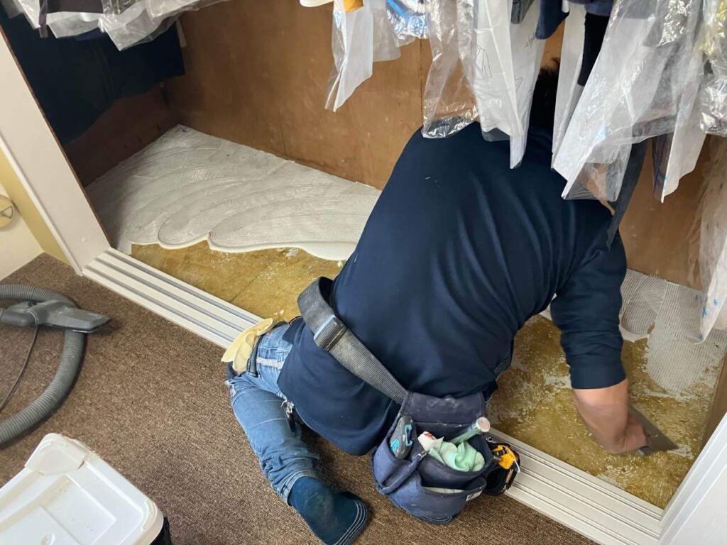 クローゼット　床