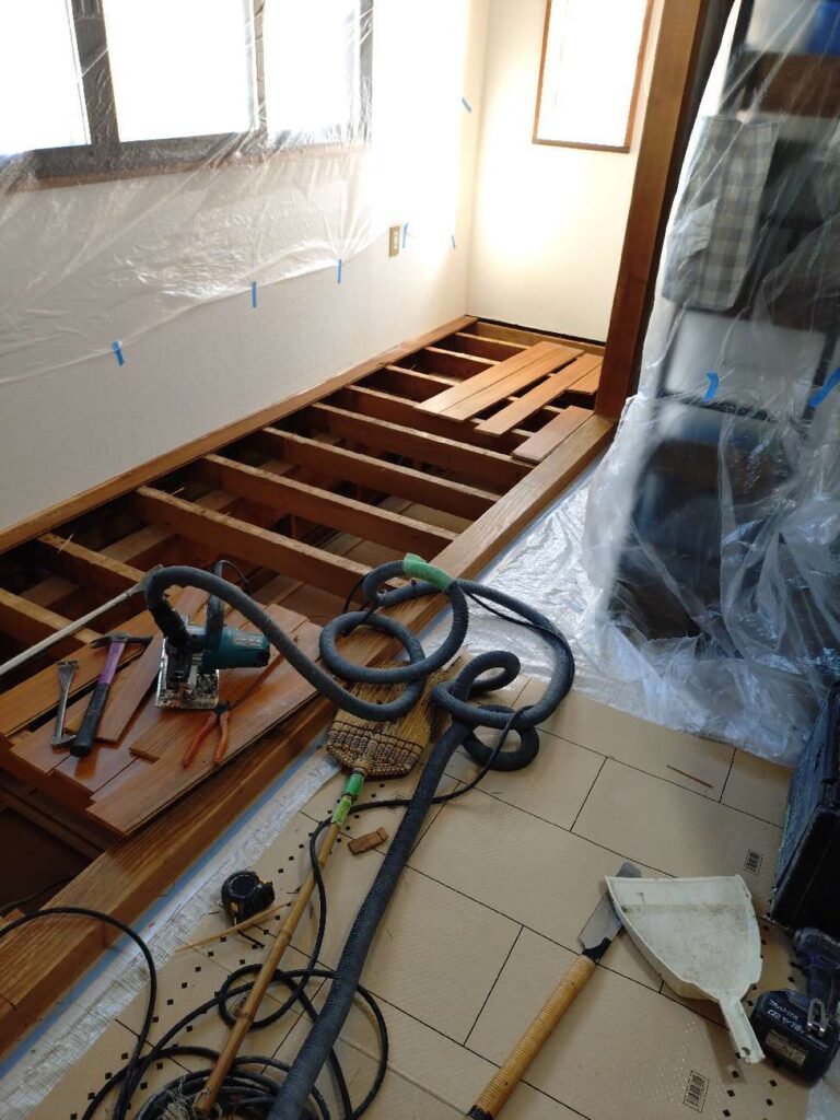 床を解体したところ