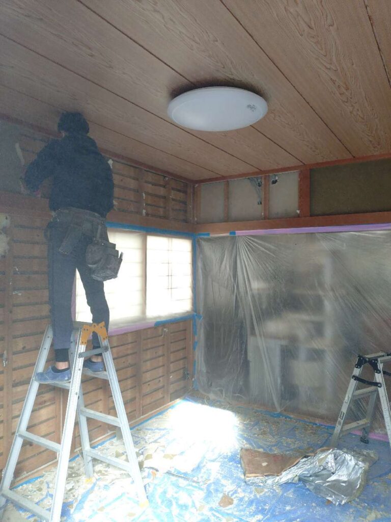 和室の壁を解体