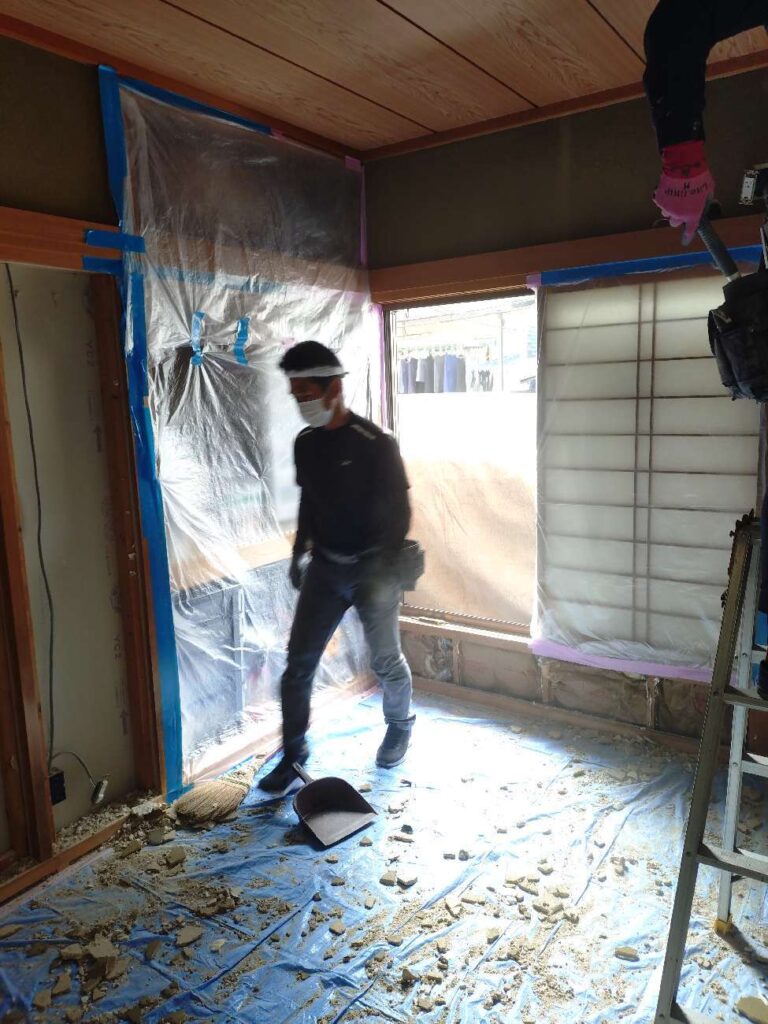 和室の壁を解体