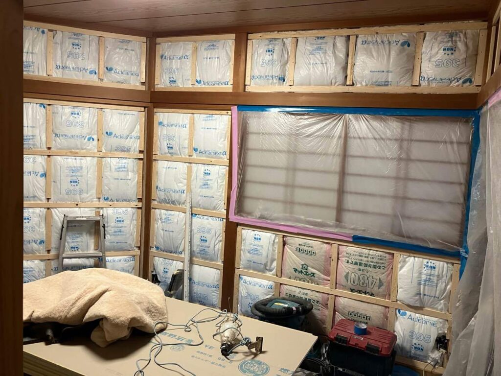 壁に断熱材をぎっしり詰める