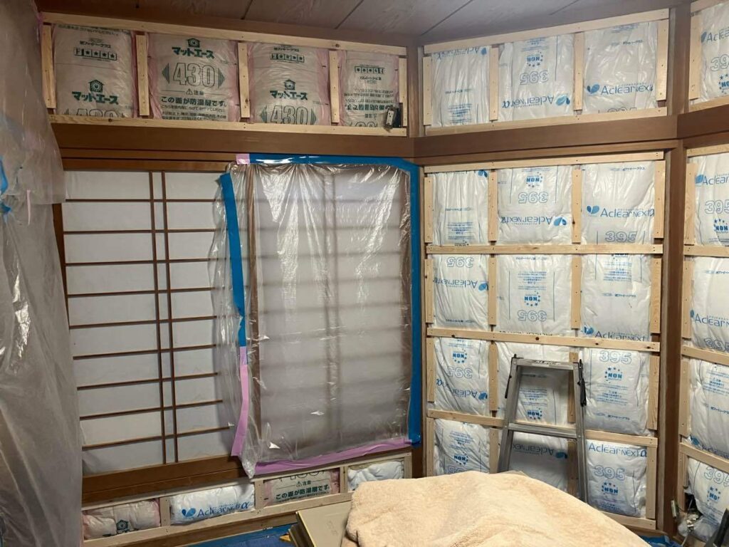 壁に断熱材をぎっしり詰める