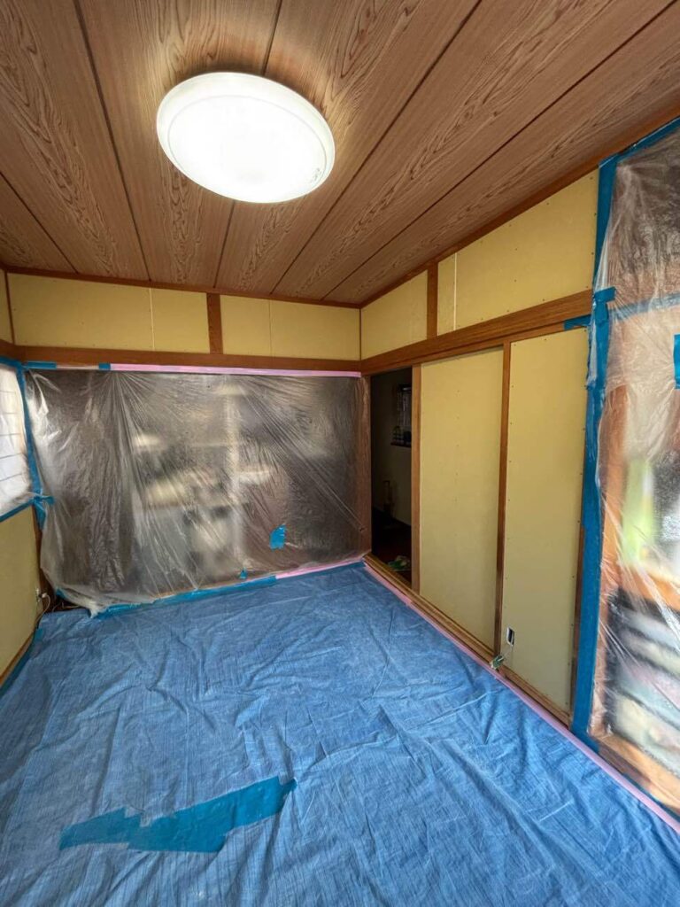 和室　うぐいす色のクロス