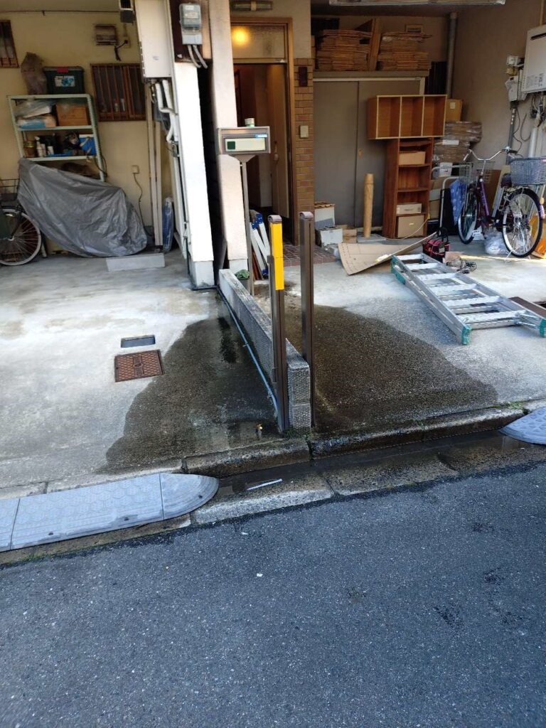 漏水の水が外にまで