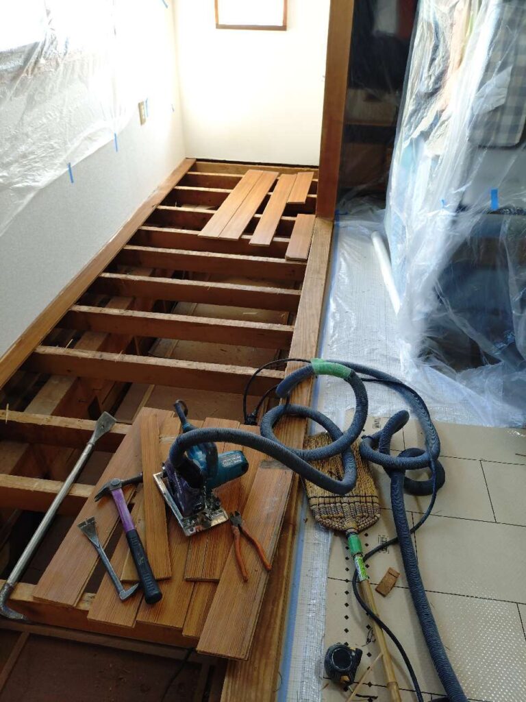 床をめくったところ