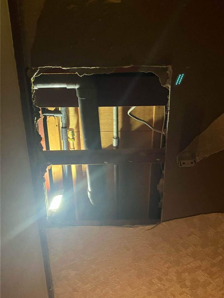 天井に穴を開けた