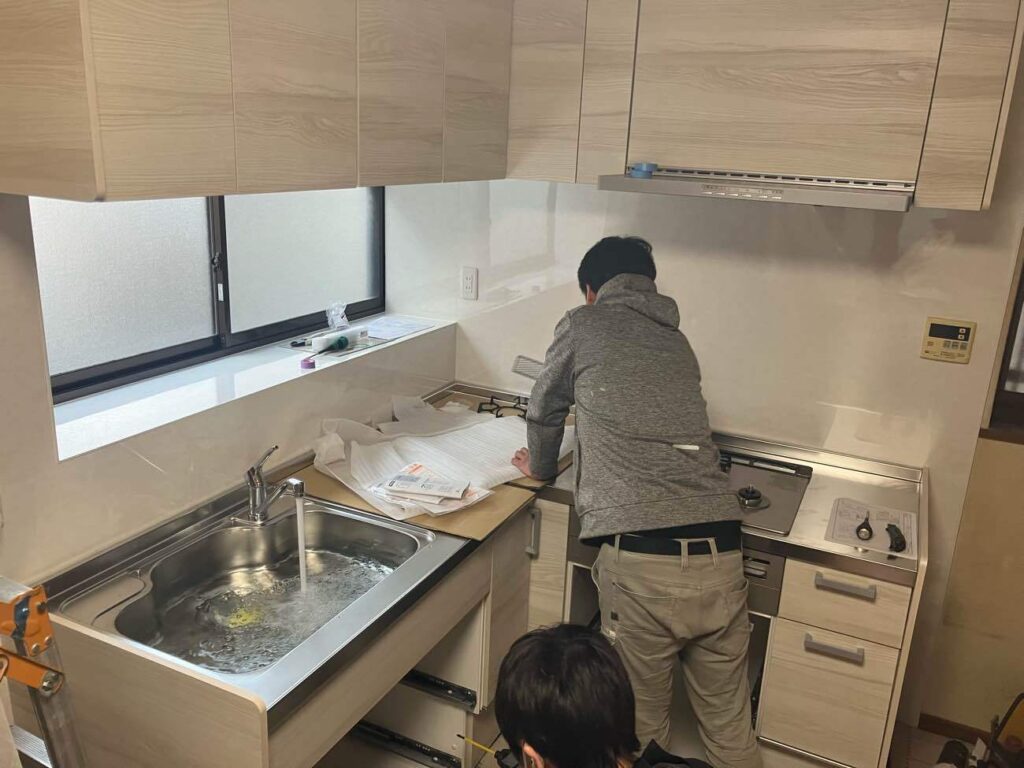 キッチン組み立て中