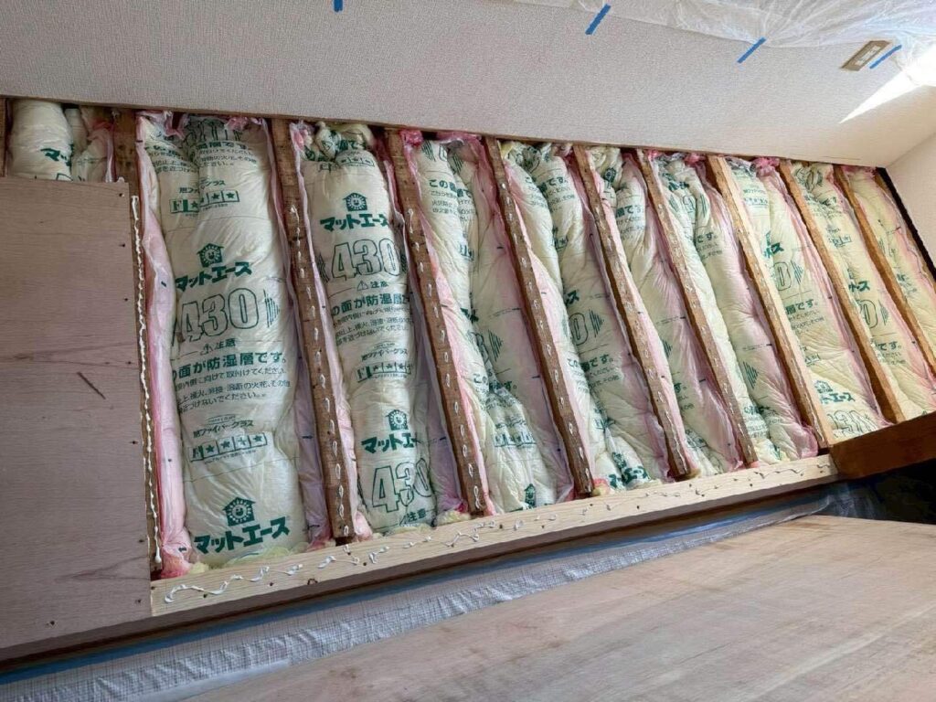 グラスウール敷き詰め