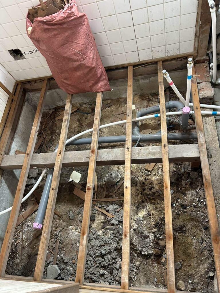 洗面室　床の解体