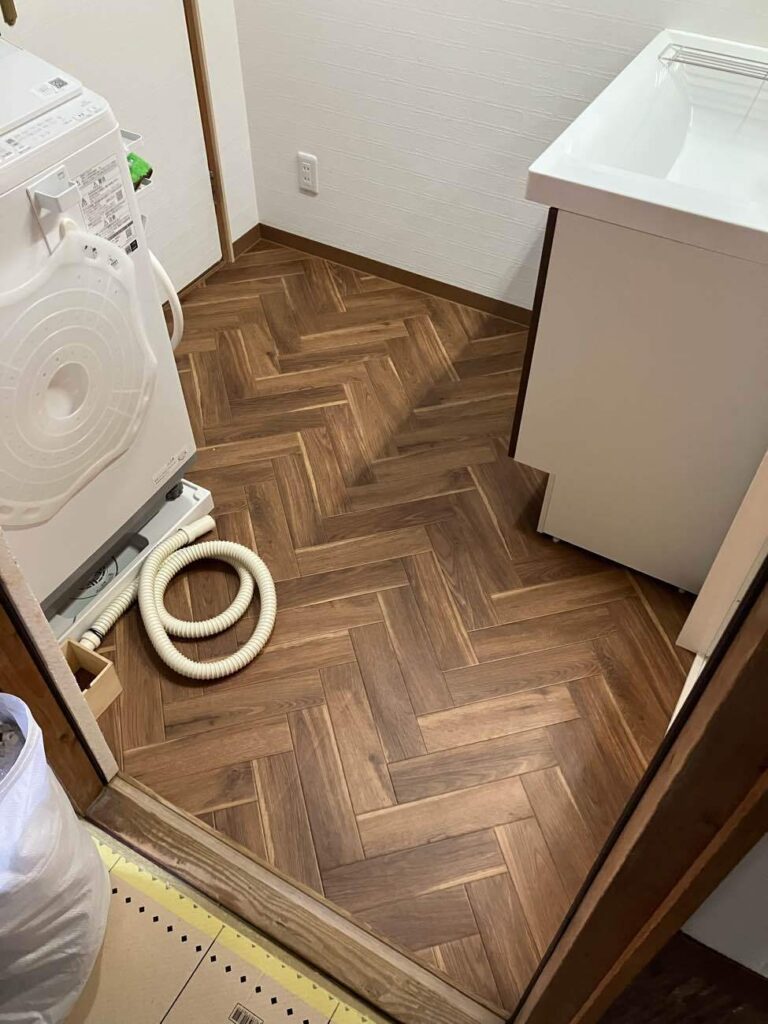 洗面室の床　ヘリンボーン柄