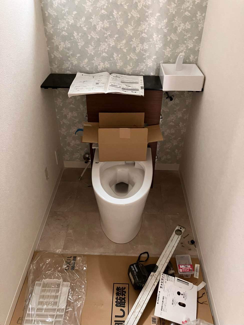 トイレ　組み立て中