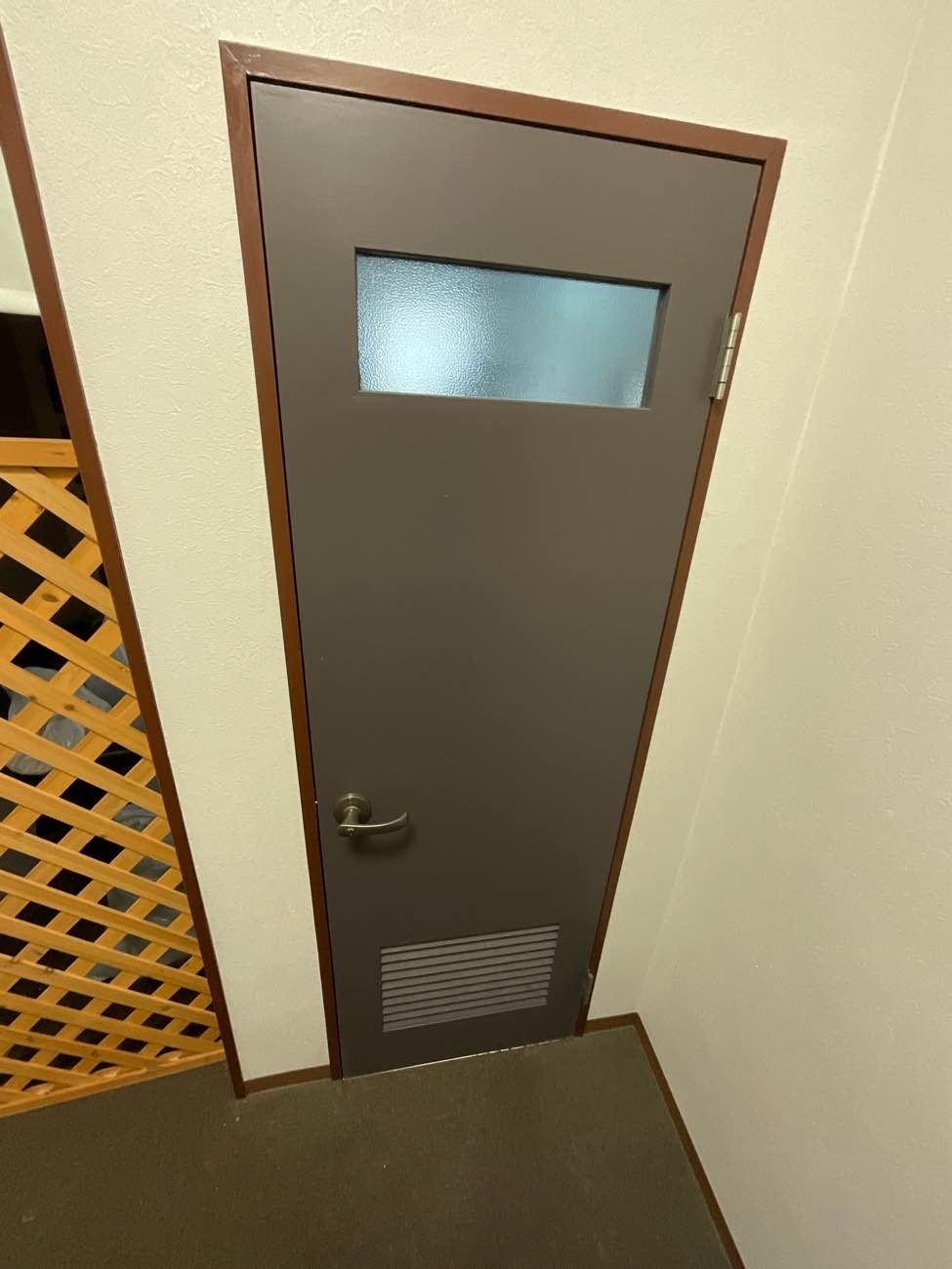 トイレ　施工前ドア