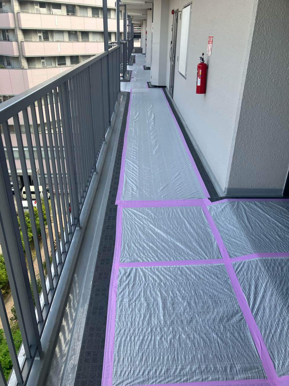 マンション外廊下に養生