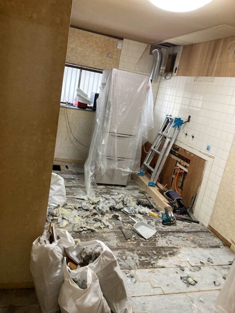 キッチン解体　廃材たくさん